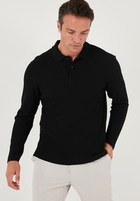 Collegepaita - black