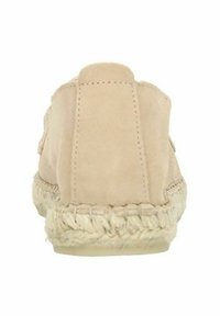 Beige suède instap schoen met een jute touwzool, met een ronde achterkant, gladde textuur en zonder zichtbare hardware of patronen.