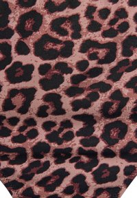 Tissu imprimé léopard avec de grandes taches noires sur un fond rose, ayant une texture lisse et légèrement brillante. Les bords ont une finition à la couture.