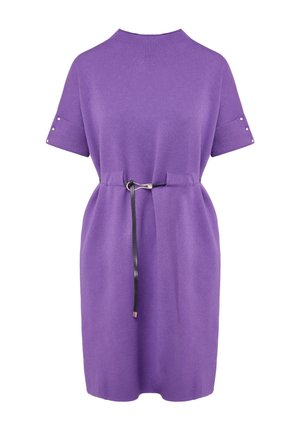 Paarse gebreide jurk met korte mouwen, een taille met een riem voorzien van een zwarte band, en zilveren accenten op de mouwen. Soepele textuur.