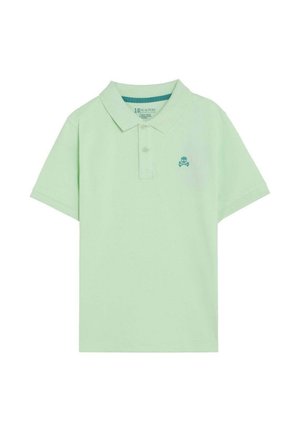 Camisa polo de manga corta de color verde claro con dos botones y un pequeño logo azul de calavera y huesos cruzados en el lado izquierdo del pecho.