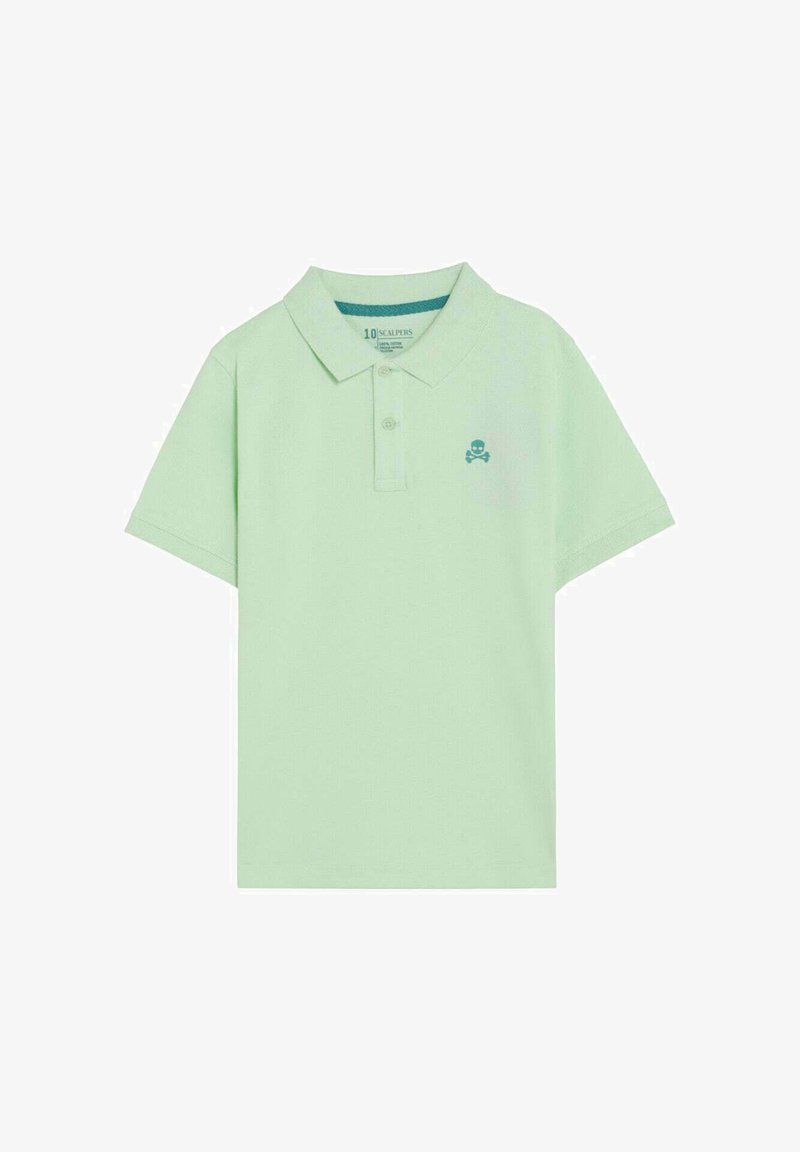 Polo vert clair à manches courtes avec deux boutons et un petit logo bleu de tête de mort et os croisés sur la poitrine gauche.