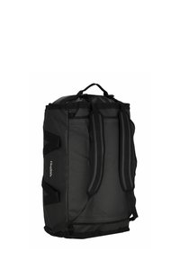 Schwarze Sporttasche mit doppelten gepolsterten Griffen, verstellbaren Schulterriemen und einer Fronttasche; aus strapazierfähigem Stoff mit glatter Textur gefertigt.