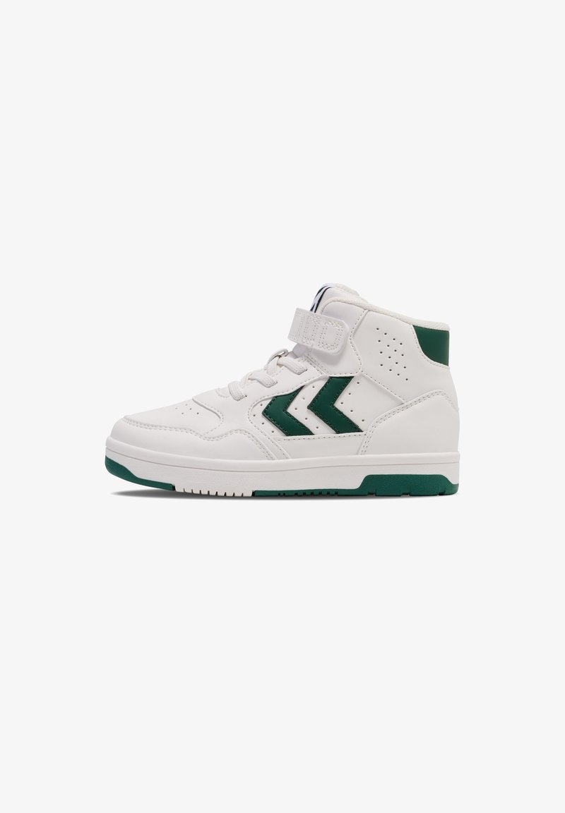 Sneaker alto bianco con dettagli in verde a forma di chevron, pannelli perforati e una cinghia in Velcro. Suola testurizzata per una maggiore aderenza.