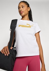 Puma LOGO  - Triko s potiskem - white/metallic gold-coloured