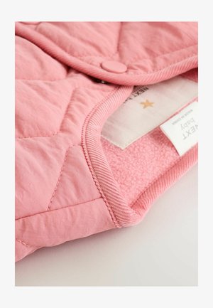 Prešita otroška jakna iz mehke roza tkanine, z gladko zunanjostjo, mehkim notranjim plaščem, okroglo ovratnico in zapenjanjem na gumbke. Oznaka vidna znotraj.