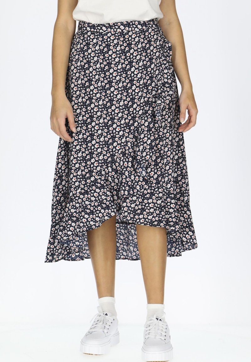 Blumen-Midi-Rock in Marineblau mit weißen und rosa Blumen; hat einen Rüschensaum und eine lockere Passform, kombiniert mit weißen Sneakers.