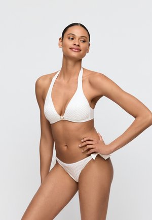 Witte bikini set met een getextureerde, driehoekige top met een ring in het midden en verstelbare zijstrikjes aan de onderkant. Gladde stofafwerking.