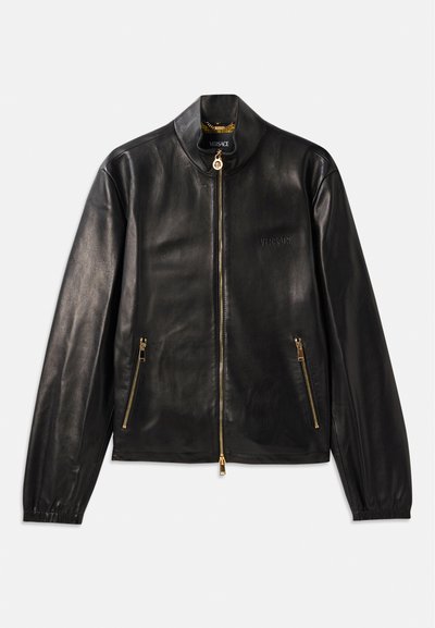 Veste en cuir noir avec fermeture éclair, col montant et deux poches latérales zippées. Détails en matériel doré et logo en relief.