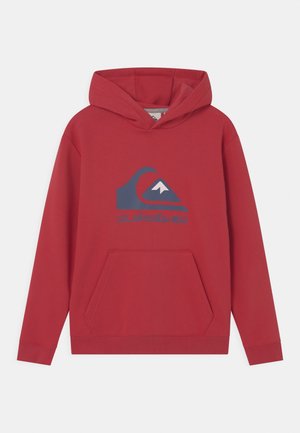 Felpa rossa con cappuccio e tasca frontale a marsupio. Presenta un logo grafico in blu navy, che rappresenta un'onda e una montagna. Tessuto morbido.