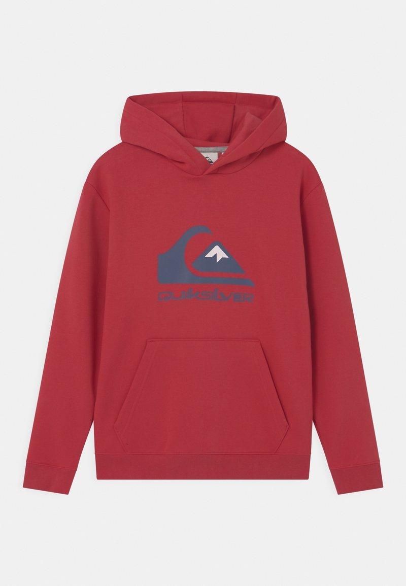 Sweat à capuche rouge avec une poche avant. Présente un logo graphique bleu marine, affichant un design de vague et de montagne. Texture douce.