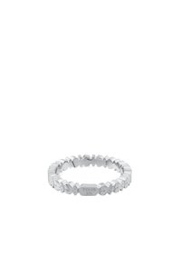 Anello in argento con una fascia texturizzata caratterizzata da bordi scallop alternati a bordi piatti, contrassegnato con "TOUS 925" per autenticità.