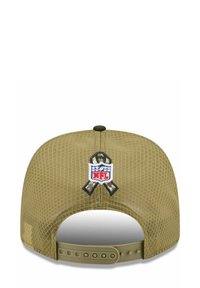 Olivegrüne Mütze mit einem strukturierten Mesh-Design, ausgestattet mit einem weißen und roten NFL-Logo-Patch und einem verstellbaren Riemen auf der Rückseite.