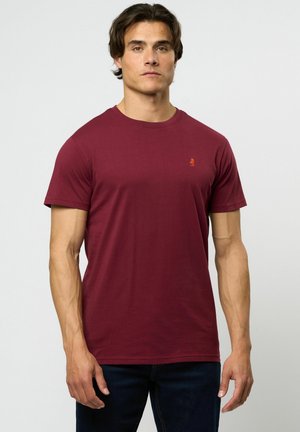 T-shirt en coton bordeaux avec un col rond et des manches courtes, arborant un petit logo orange sur la poitrine gauche et une coupe classique.