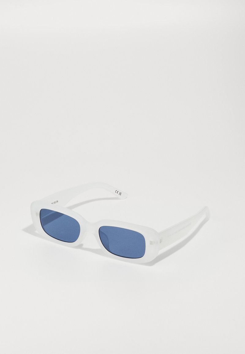 Lunettes de soleil rectangulaires blanches avec des verres teintés de bleu, dotées d'une monture en plastique lisse et d'une marque discrète sur la branche.