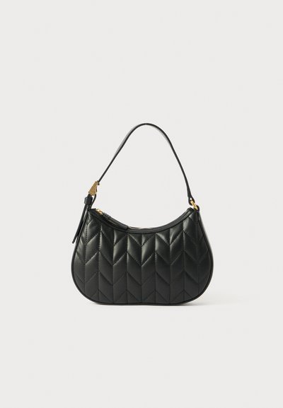 Sac à main en cuir noir matelassé, de forme courbée, avec des finitions dorées et une seule bandoulière. Il dispose d'une fermeture zippée et d'un motif texturé.