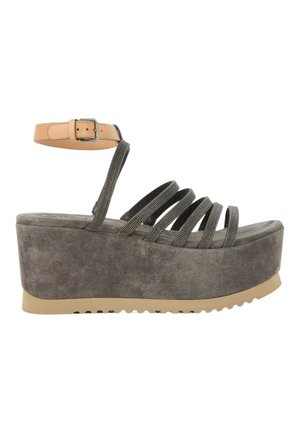 Sandale à plateforme compensée avec base en daim gris, cinq fines lanières noires sur le dessus du pied, et bride de cheville beige avec fermeture à boucle.