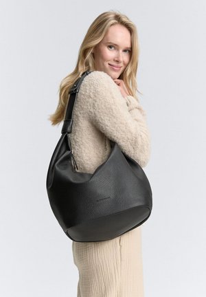 Schwarze Leder-Hobo-Tasche mit genarbter Textur und verstellbarem Trageriemen. Geschwungene Form mit weitem Öffnungsbereich, minimale Markenkennzeichnung sichtbar.
