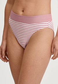 Roze en witte gestreepte slipjes met een zachte elastische tailleband en een hoge beenlijn, met een gladde katoenen textuur.