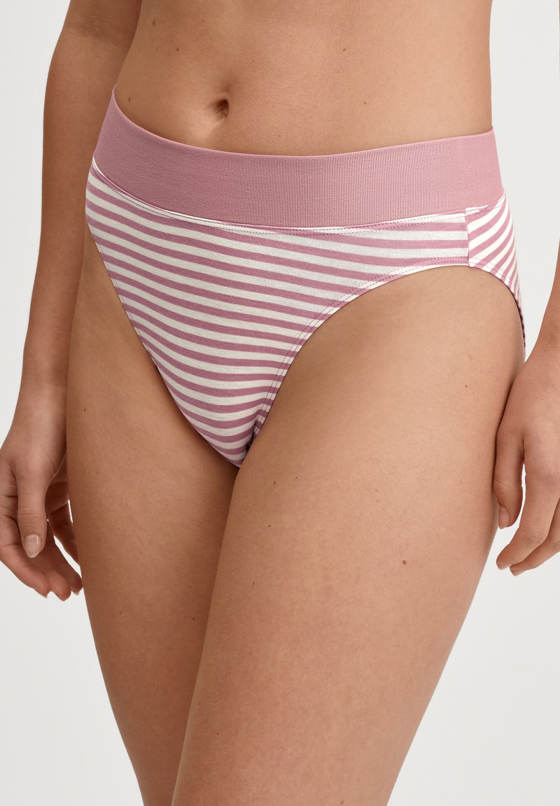 Roze en witte gestreepte slipjes met een zachte elastische tailleband en een hoge beenlijn, met een gladde katoenen textuur.