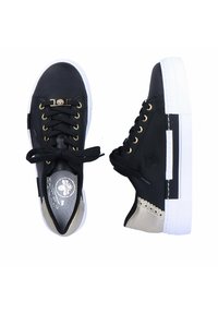 Schwarze Ledersneaker mit goldenen Akzenten, runde Zehenpartie, weiße Gummisohle und einem strukturierten beigen Einsatz. Verfügt über schwarze Schnürsenkel und Logo-Details.