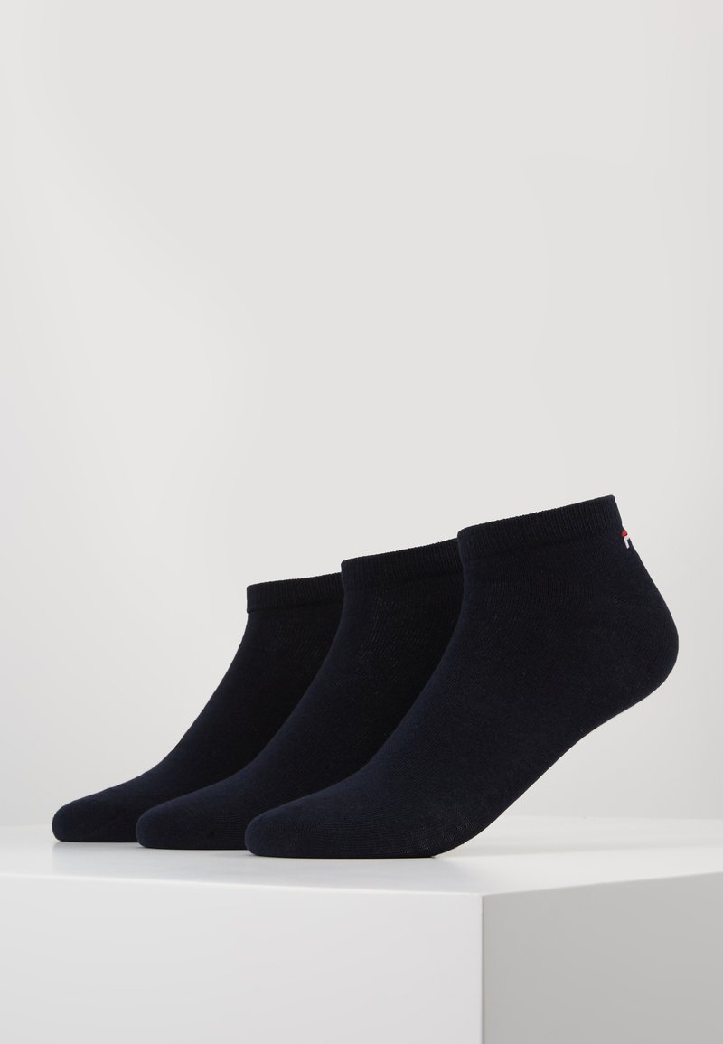Drei Paare marineblauer Knöchelsocken aus einem weichen Baumwollmix, mit gerippten Bündchen und einem kleinen Logo an der Seite eines Paares.