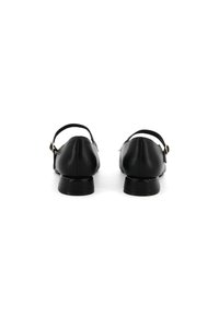 Ballerine in pelle nera con punta arrotondata, dotate di cinturino per la caviglia e tacco leggero. Tessuto liscio con un design minimalista.
