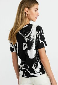 Next SHORT SLEEVE CREW NECK   REGULAR FIT - Marškinėliai su spaudiniu - monochrome