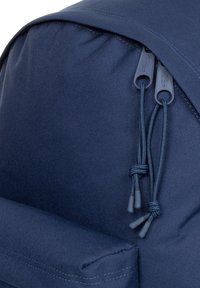 Zaino blu navy realizzato in tessuto resistente, caratterizzato da una texture liscia, doppie cerniere con cordini e un supporto posteriore imbottito.