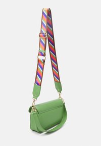 Bolso de mano de cuero verde con una forma estructurada. Cuenta con una correa de rayas coloridas, herrajes dorados y una textura suave.