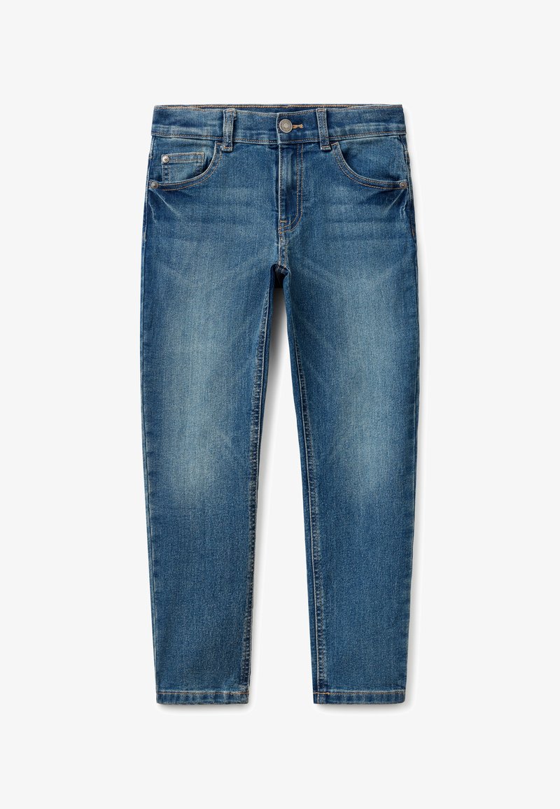 Jeans de mezclilla en azul claro con un acabado ligeramente desgastado, cinco bolsillos, costuras en contraste y cierre de botón en la cintura.