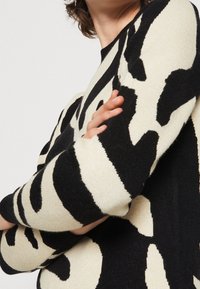 Object Trui - black