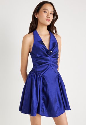 Satin halter obleka v živahni modri barvi; ima prilegajoč se korzet z nabranim sprednjim delom in okrasno rožo. Ohlapen krilo s gladko teksturo.