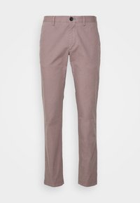 Wąskie spodnie w kolorze jasnego maliny, wykonane z bawełny. Posiadają zapięcie na guziki z przodu oraz proste nogawki, z minimalną teksturą i bez widocznych wzorów.