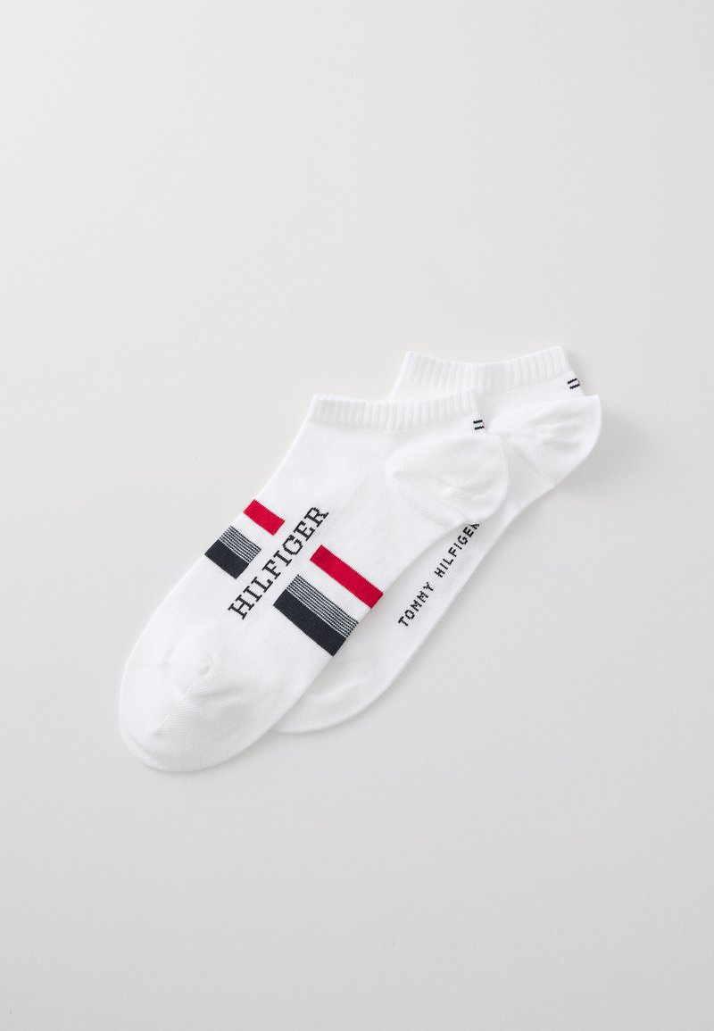Hvide ankelstrømper med røde, marineblå og grå striber. "HILFIGER" logo i sort på den ene side og "TOMMY HILFIGER" på den anden side. Materiale i bomuldsblanding.