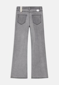 Grå denimjeans med vid bunn og en jevn tekstur, med to baklommer og en merkevareetikett på livet.