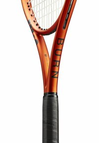 Oranje tennisracket met een slank frame, een gestructureerde zwarte grip en witte snaren. Bevat het woord "BURN" in vetgedrukte zwarte letters.