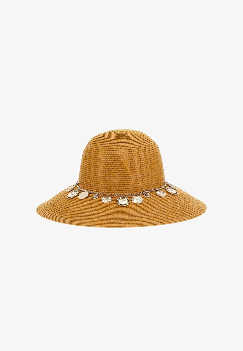 Sombrero de ala ancha en paja dorada con una textura tejida, que presenta una cadena plateada adornada con varias monedas decorativas a lo largo del ala.