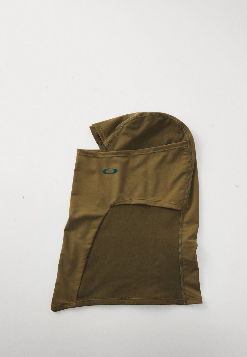 Brauner Stoff-Halswärmer mit passgenauer Form, ausgestattet mit einem ovalen Ausschnitt für das Gesicht und einem kleinen blauen Logo an der Seite.