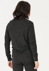 Langärmliges graues Shirt aus weichem Stoff, mit Rundhalsausschnitt und lockerer Passform, verziert mit gesteppten Akzenten und geradem Saum an der Taille.