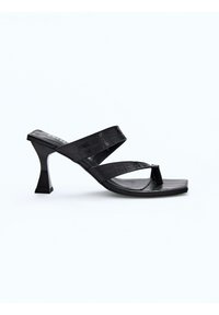 Zwarte faux krokodillenleren sandalen met twee brede banden, vierkante neus en een onderscheidende gesculpteerde blokhak. Effen textuur en modern ontwerp.