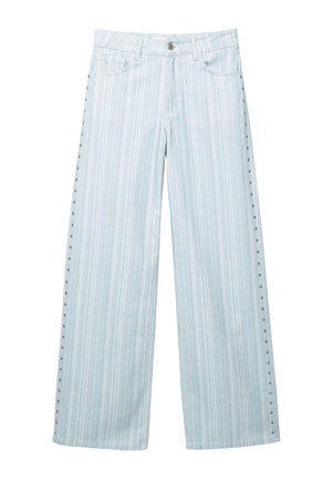 Jeans ampi di colore azzurro chiaro con strisce verticali bianche, dotati di chiusura a bottone e dettagli a pressione lungo le gambe.