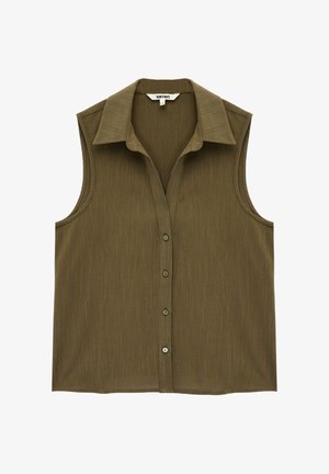 Blusa senza maniche verde oliva con bottoni, ampio colletto, tessuto leggero e quattro bottoni frontali.