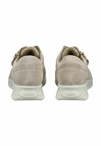 Chaussures en daim gris clair avec un col rembourré, dotées d'une semelle en caoutchouc blanche et de accents dorés sur les boucles latérales. Vue arrière.