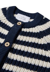 Navyblauer und weiß gestreifter Strickbaby-Cardigan mit Holzknöpfen und geripptem Kragen, gekennzeichnet "Stelleou & friends" Größe 67/68.