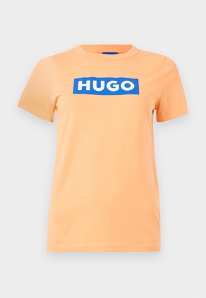 Virsipruuni lühikeste varrukatega ümara kaelusega t-särk, millel on rindkerel keskel sinine julge ristkülikukujuline logo "HUGO".