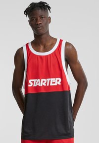 Rød og svart mesh basketballtank med hvite akenter og "STARTER" logo. Har rund hals og er ermeløs.