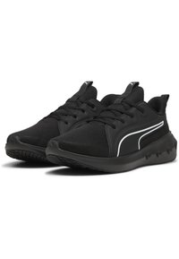 Zwarte sportieve schoenen met een bovenwerk van mesh, een contrasterende witte streep aan de zijkant, een gestructureerde zool en een traditionele vetersluiting.