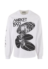 Hosszú ujjú fehér pamut póló, fekete grafikus nyomattal, "MARKET 1992" felirattal és absztrakt alakzatokkal, amelyek kosárlabdákra hasonlítanak.