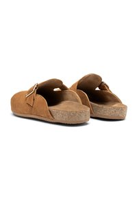 Brązowe zamszowe klapki z otwartym tyłem, z akcentem w postaci klamry i teksturowaną korkową podeszwą. Gładkie wnętrze, lekkie wykonanie.
